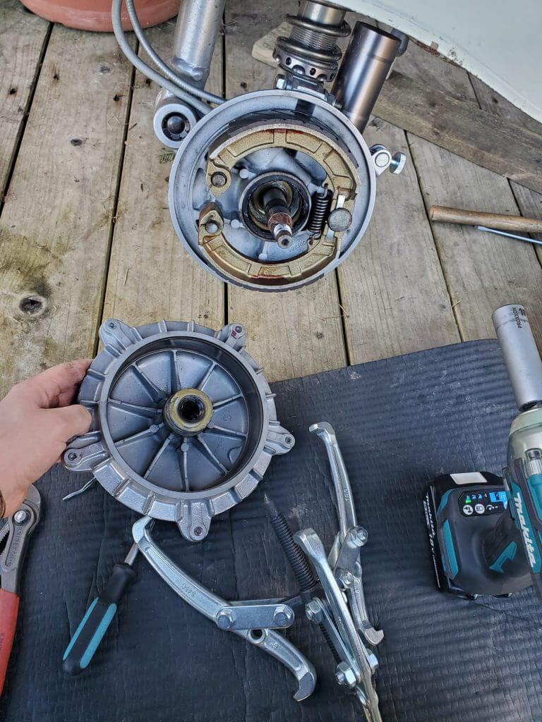 Vespa Bremsbeläge und Werkzeug