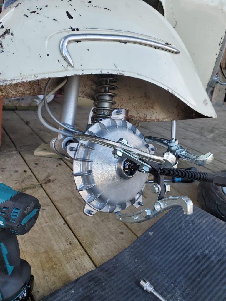 Vespa Bremstrommel 3 - Bein Abzieher