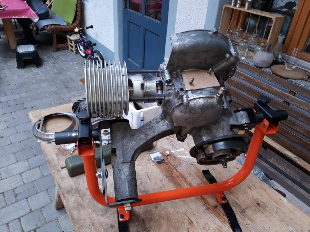 Vespa Zylindermontage im Motorständer