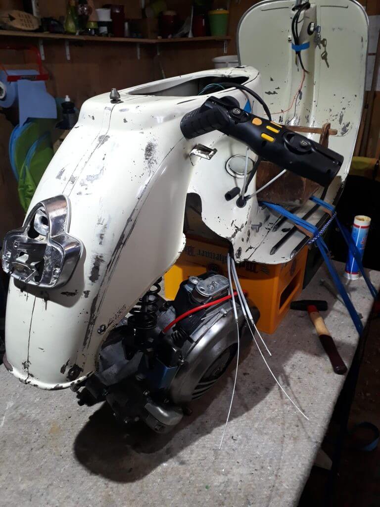 Motoreinbau Vespa Largeframe mit guter Beleuchtung