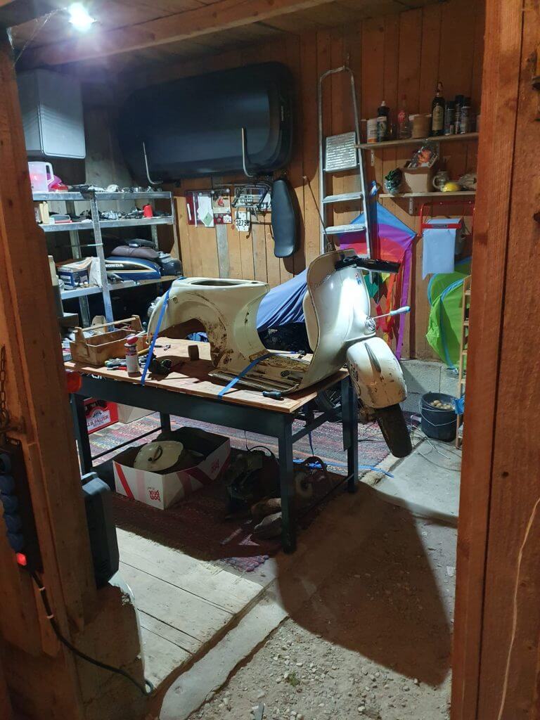 Arbeitsleuchte an Motovespa Beinschild