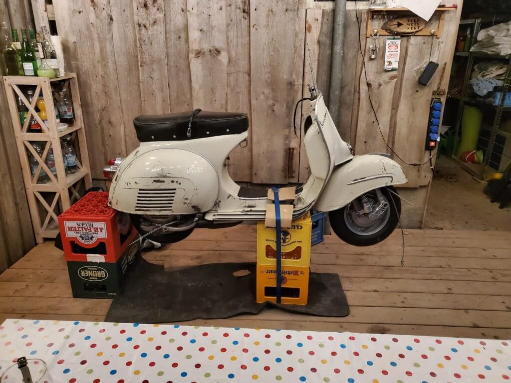 Motovespa auf Bierkiste mit Gummi Expandern