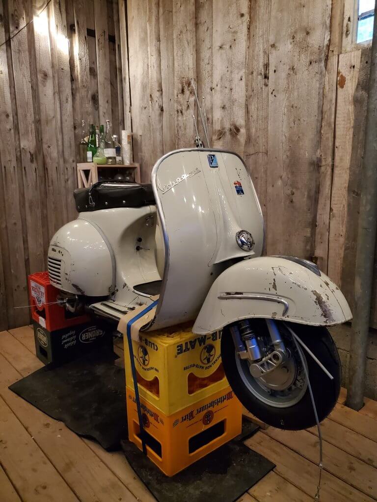 Motovespa auf Bierkiste mit Gummi Expandern