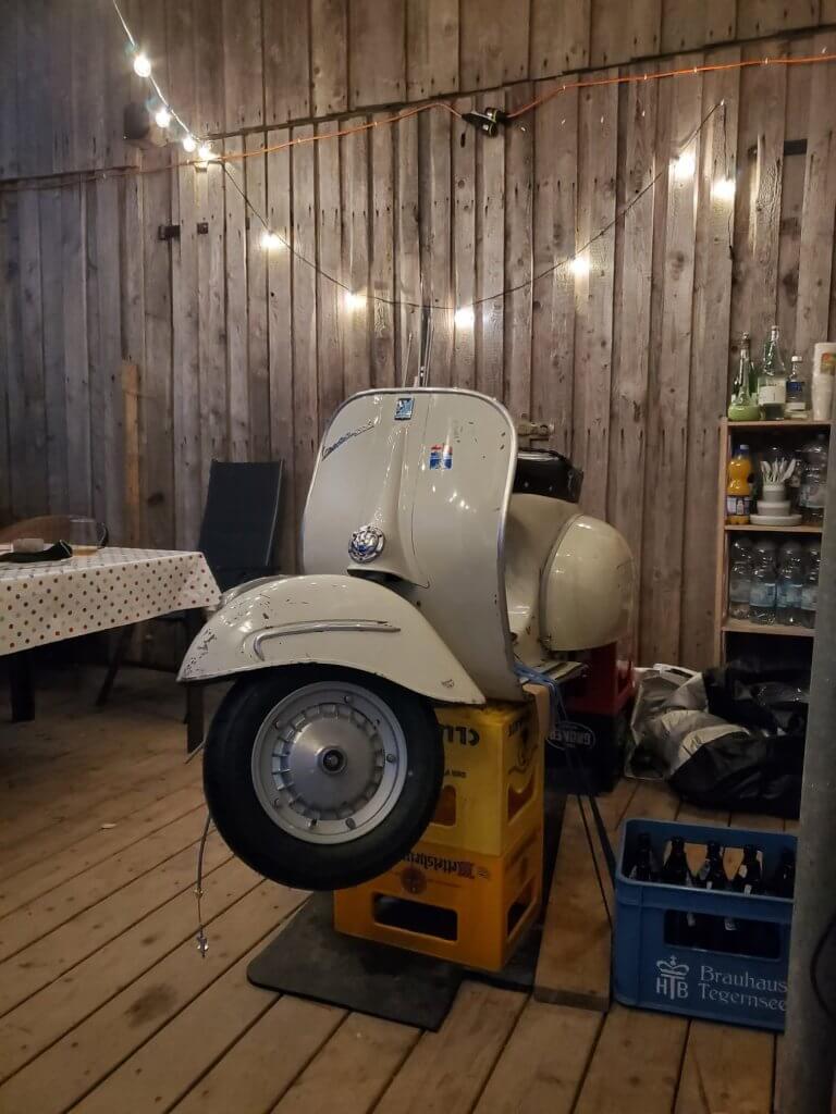 Motovespa auf Bierkiste mit Gummi Expandern