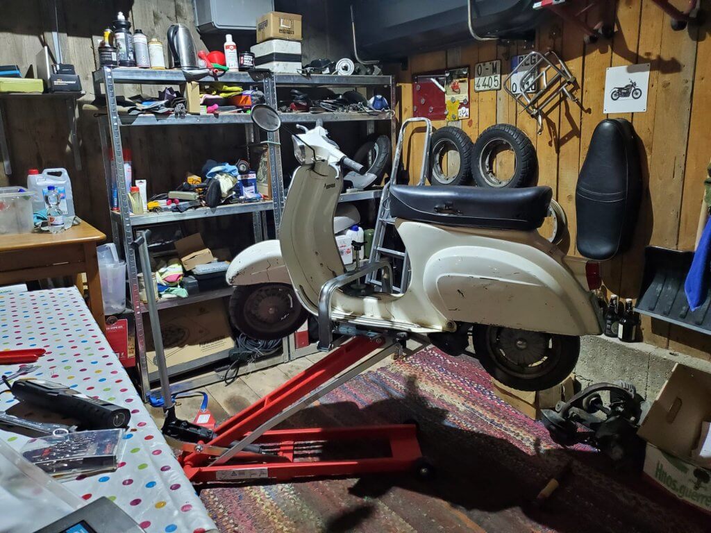 V50 Special auf Hebebühne