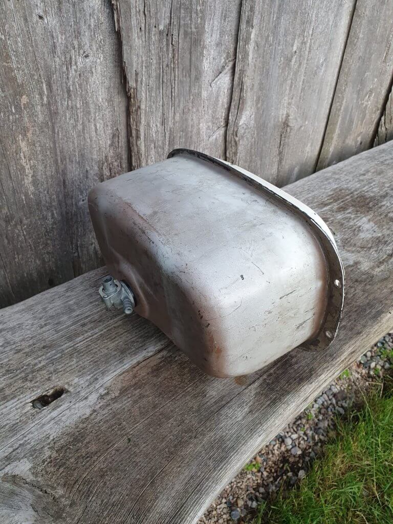 Tank einer Vespa Oldie mit neuem Hochleistungs-Benzinhahn nach der Entrostung