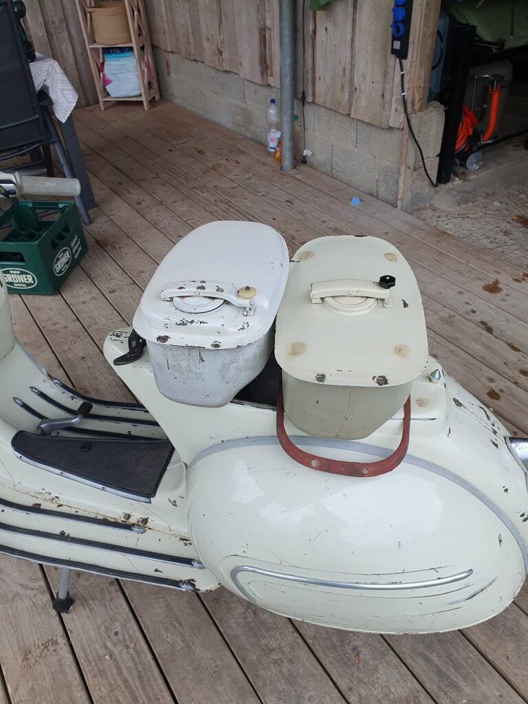 Zwei Vespa-Tanks im Größenvergleich: originaler Oldie-Tank vs. XXL-Nachrüsttank