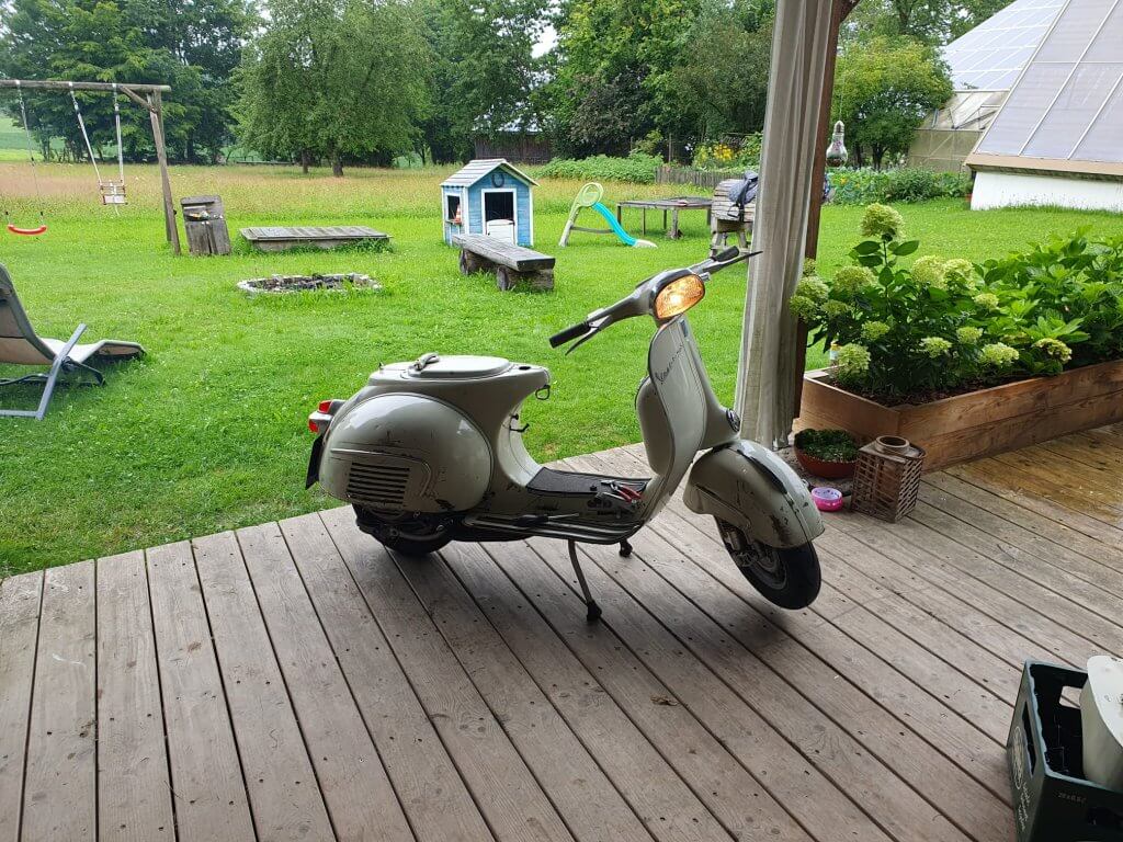 Klassischer Vespa-Roller mit GS160-Tank im fahrbereiten Zustand nach Umbau
