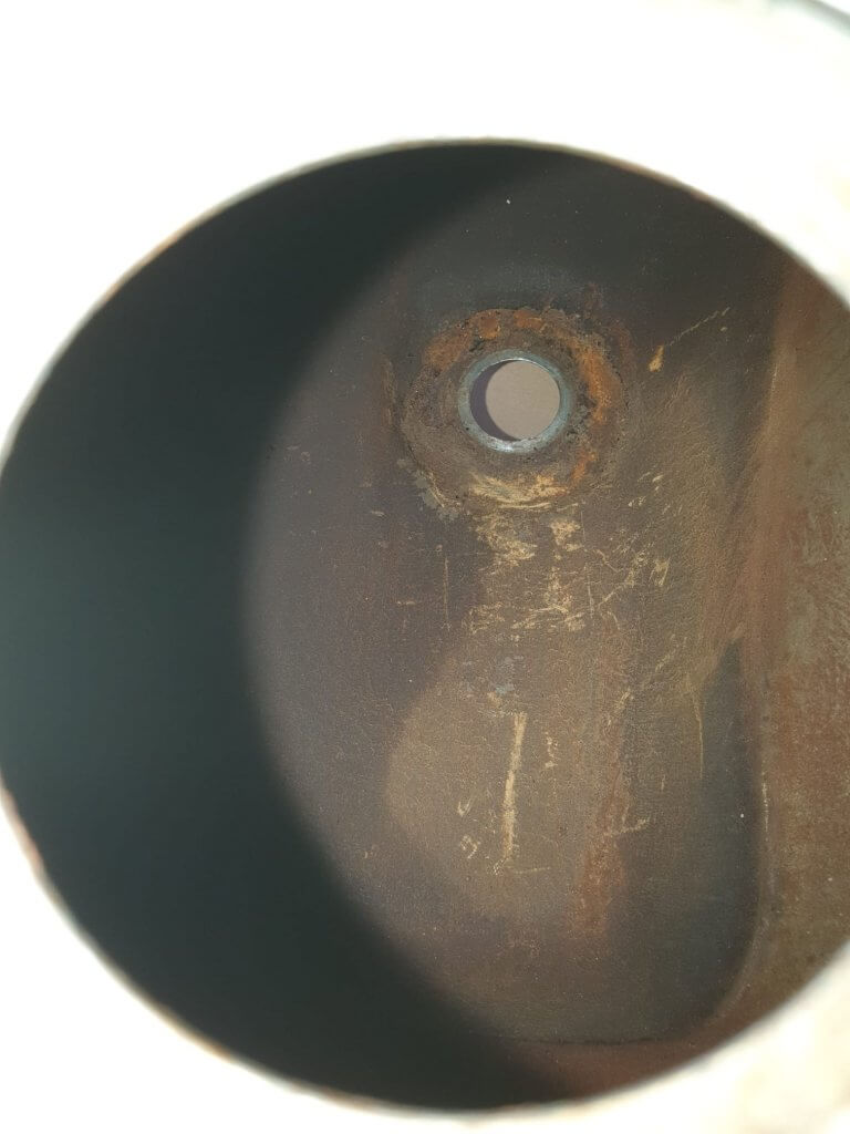 Stark verrosteter Vespa-Tank von innen – Ausgangszustand vor Entrostung und Versiegelung
