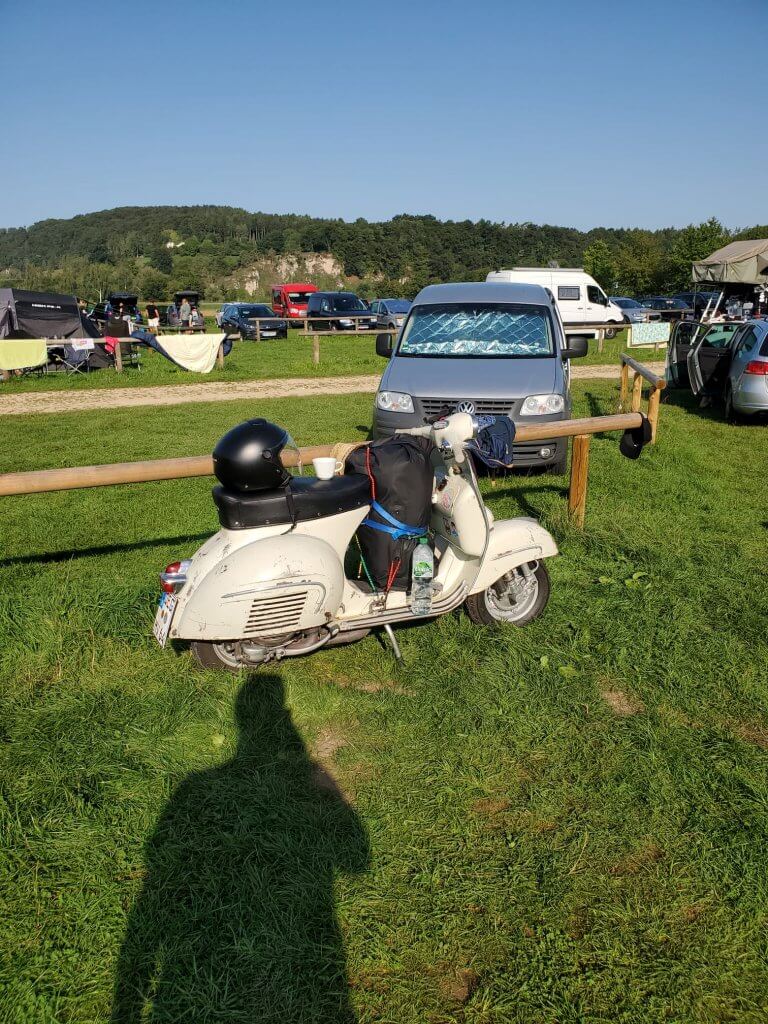 Vespa Oldie auf Campingplatz